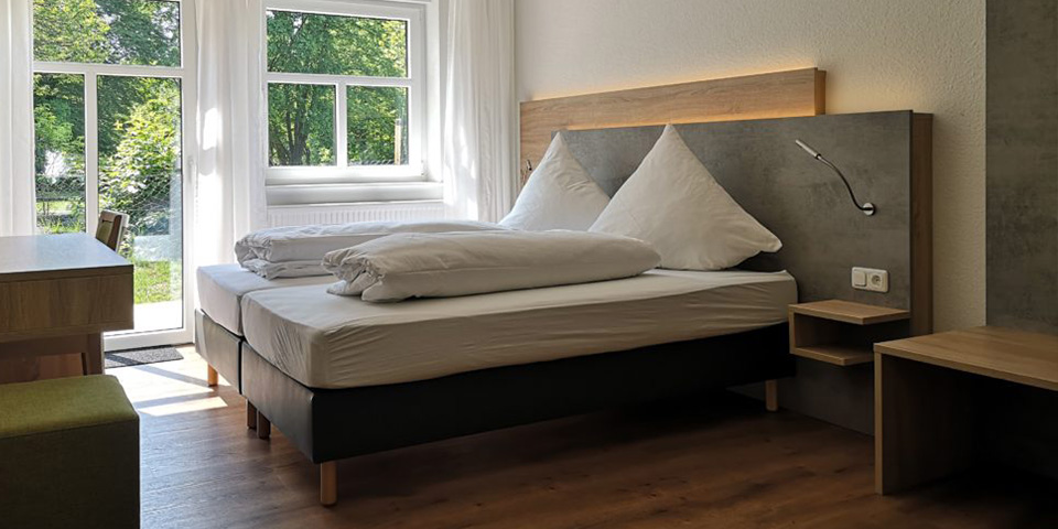 Modernes Hotel mit Doppelzimmer